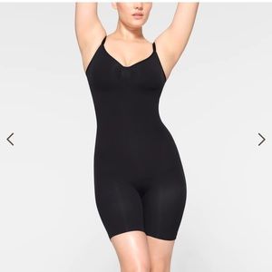 SKIMS mid thigh seamless sculpt bodysuit in ONYX and sienna lot